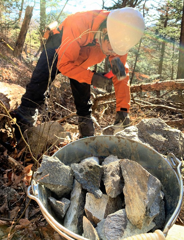 伝統工芸の大堀相馬焼　帰還困難区域に眠るうわぐすり原料石を採取