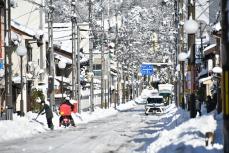 日本海側の各地で大雪、交通や物流乱れる　11日も警戒を