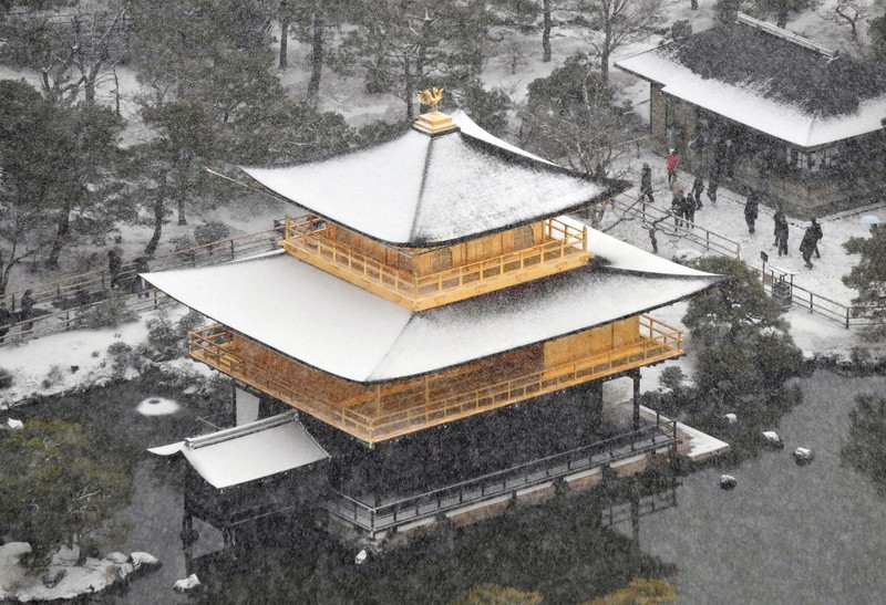 金閣寺うっすら雪化粧　西日本各地で大雪　交通網乱れ、事故相次ぐ