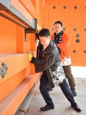 「復興の扉開ける」　能登の権祢宜、西宮神社の福男選びで開門役