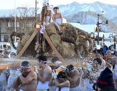 300キロ超の大きなわらじ　担いで無病息災を祈願　山形・高畠