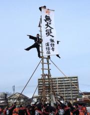 空中妙技、1年の安寧込め　長野・諏訪で消防出初式