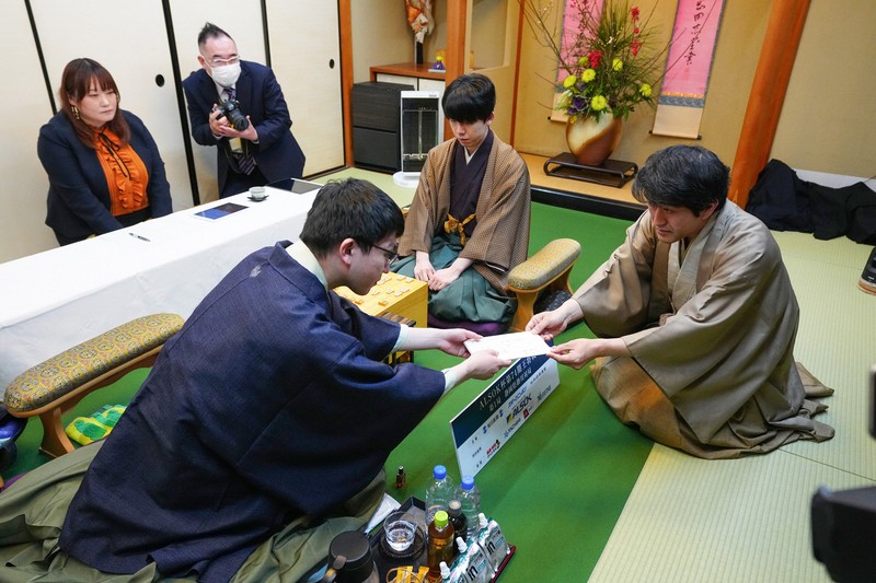 永瀬拓矢九段の封じ手は7七桂　藤井聡太王将、対応は　王将戦第1局