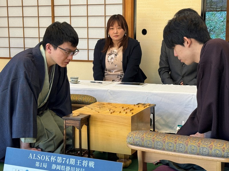 伊藤女流初段「息づかい感じる」　タイトル戦で初の記録係　王将戦