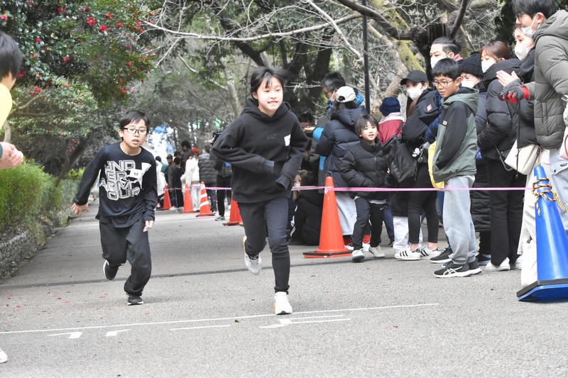 香川・丸亀城の坂駆け上がる「一番福選手権」　過去最多の参加人数