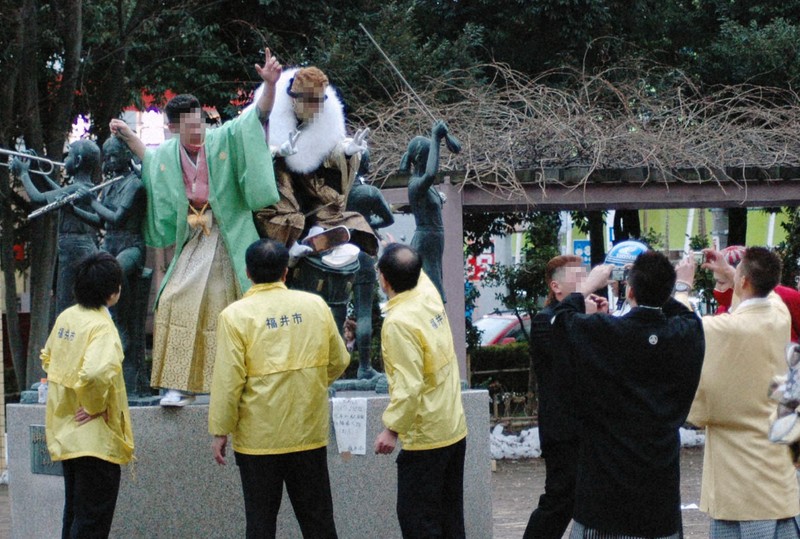 爆竹、壇上の花食べる…　逮捕者続出、平成令和の「荒れた成人式」