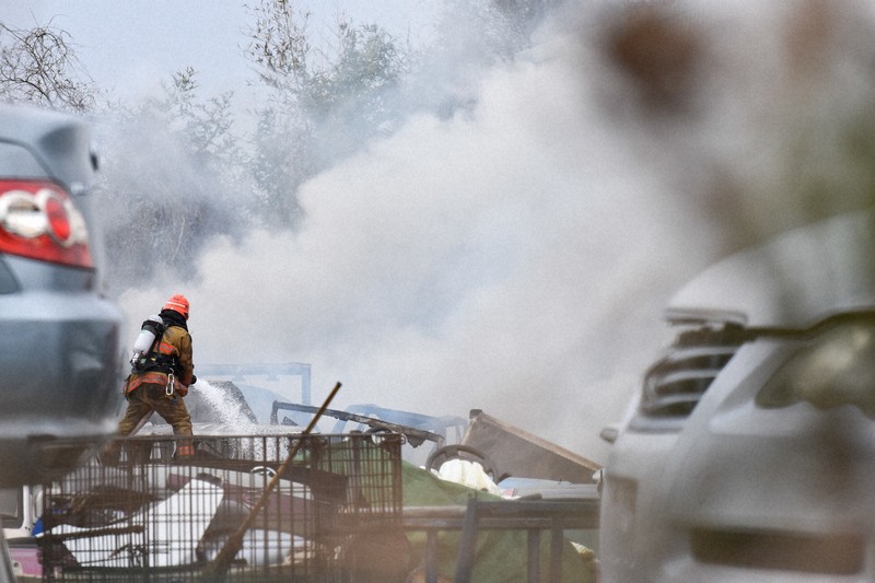 「廃車解体中に爆発、延焼」と119番　2人搬送、1人は重症　福岡