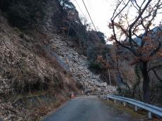 地震から一夜、徐々に被害判明　道路の斜面崩落、交通に乱れ　宮崎