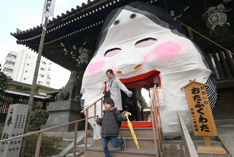 大きな口でアハハな1年に　福岡・櫛田神社に名物「大お多福面」登場