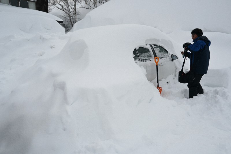 青森で記録的大雪　酸ケ湯は今季最多434センチ、車が埋まる