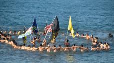 真冬の海へ「よいさっ！」　千葉・館山湾で寒中水泳大会