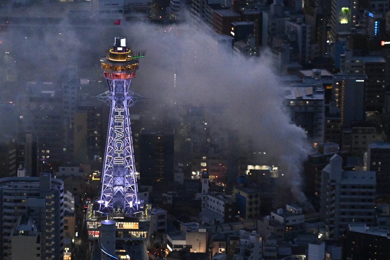 通天閣近くの雑居ビル火災、ほぼ消し止められる　火元は1、2階か