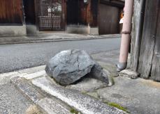 京都の路地に「いけず石」　どこに?なぜ?　京大研究者が探る謎