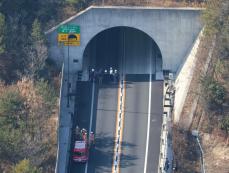 広島の国道トンネルで車両火災　煙を吸うなど25人負傷