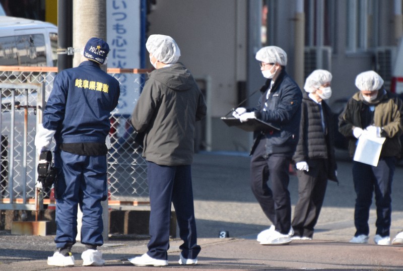 岐阜市の路上で男性が腹部切られる　黒い服、マスク姿の男性が逃走