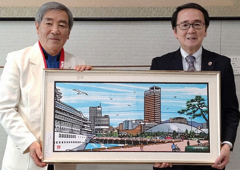 旧国鉄連絡船の元船長、香川県立アリーナの切り絵寄贈「発展し喜び」