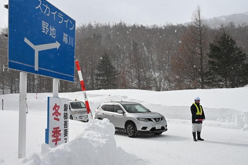 雪崩で一時孤立の宿泊客ら160人、避難開始　福島・野地温泉