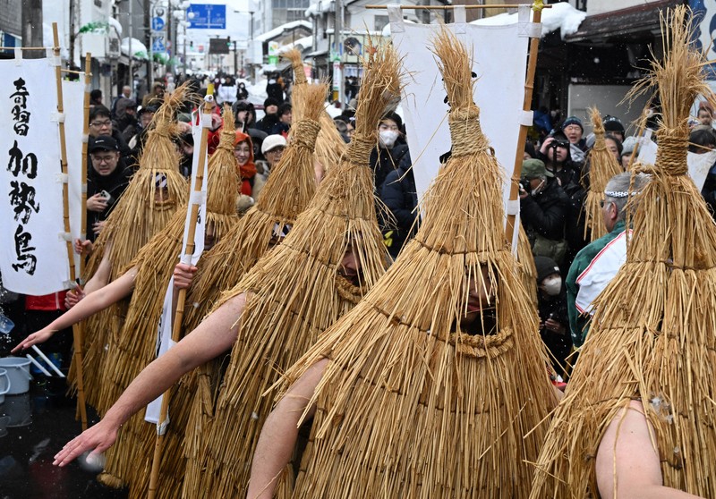 「カッカッカー」歌って跳ね歩く　山形・上山で奇習「加勢鳥」