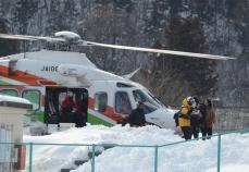 雪崩で孤立の福島・野地温泉　宿泊客ら40人のヘリ移送始まる