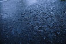 ゲリラ豪雨とは｜急に降り始める大雨の原因や雨量、時期や災害の規模など解説