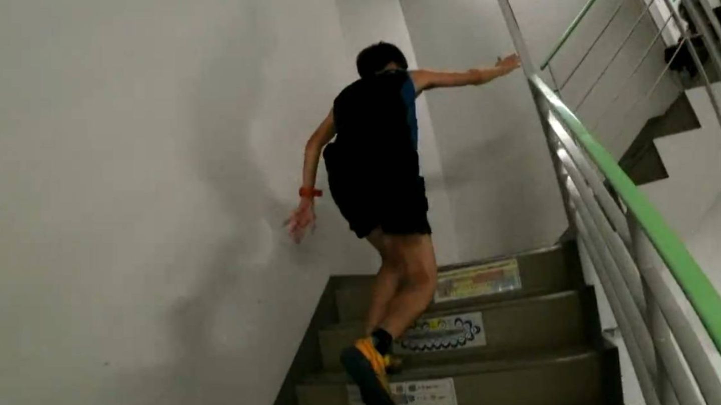 県庁408段の階段ダッシュ　最年少の小学1年生　足が止まるも…応援で完走　Ponカップ