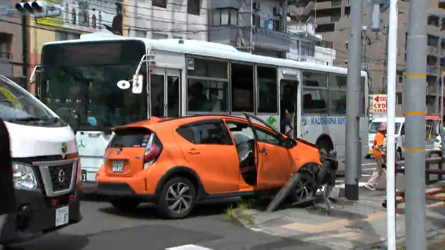 乗用車と路線バス3台が絡む事故　バスには複数乗客も　乗用車は歩道に乗り上げ　鹿児島市