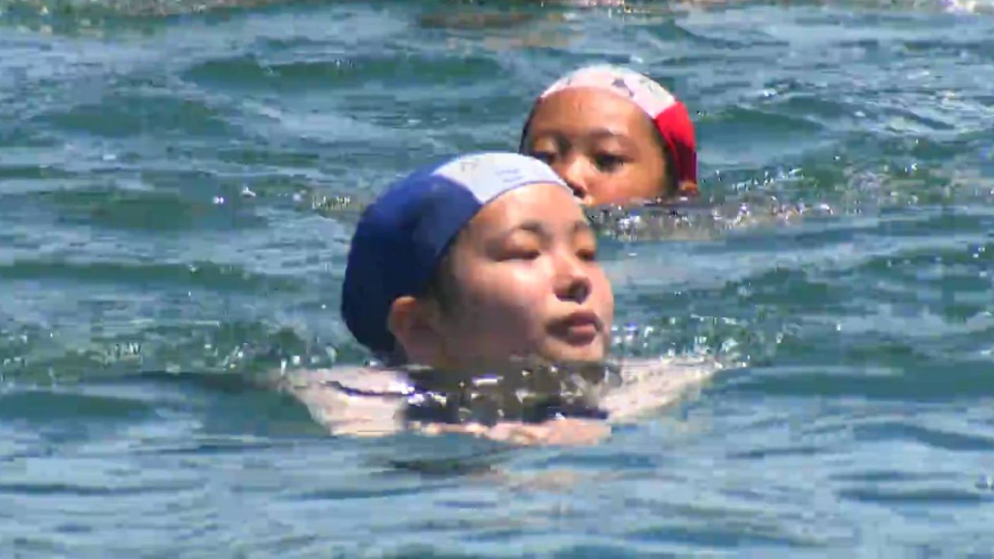 小学生が4.2キロを泳いで渡る錦江湾横断遠泳「楽しくて最高」　鹿児島市・松原小学校