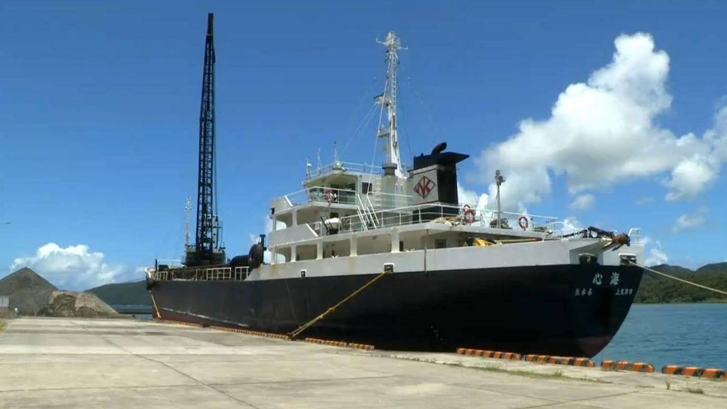 熊本・上天草の砂利運搬船が奄美市沖で座礁　自力で近くの港に着岸　鹿児島