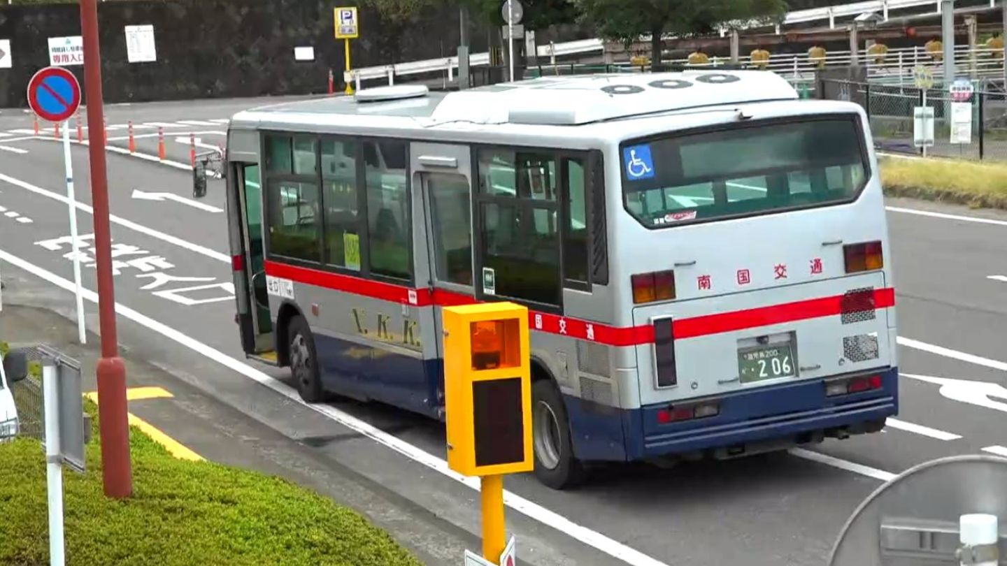 路線バスが歩行者と接触　20歳の男性が救急搬送　薩摩川内市