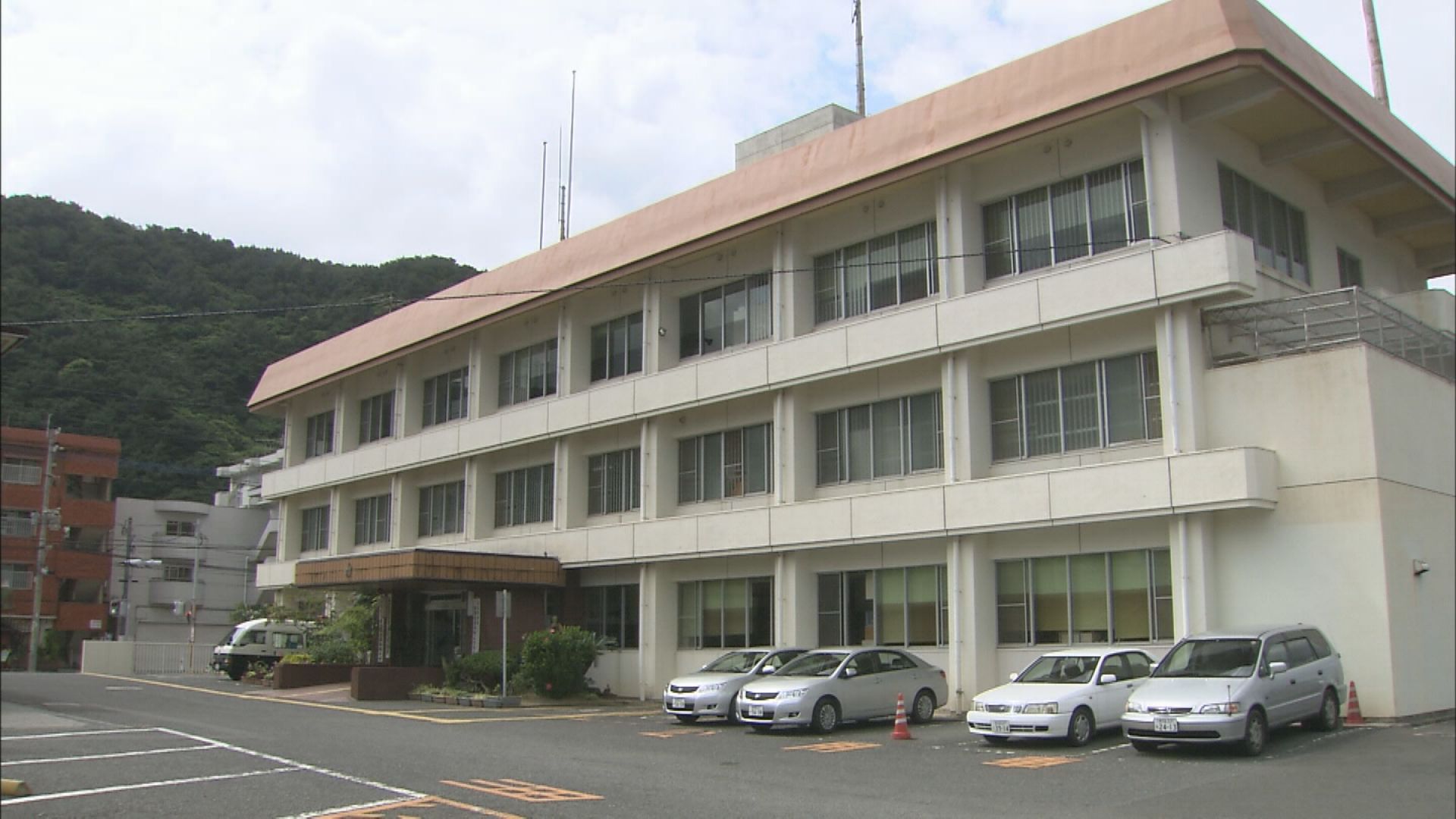 奄美市の港で海に浮く男性の遺体見つかる　警察が身元の確認進める　鹿児島