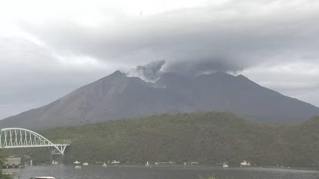 桜島で爆発的噴火　噴煙１０００メートル　灰は北西方向へ