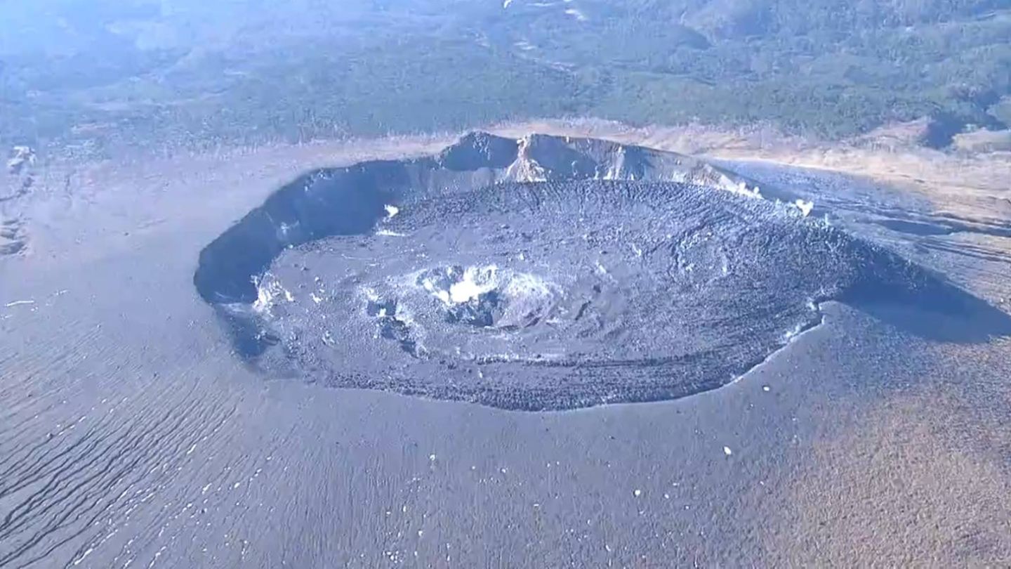 新燃岳「通常に比べて火山性地震多い」注意呼びかけ続く