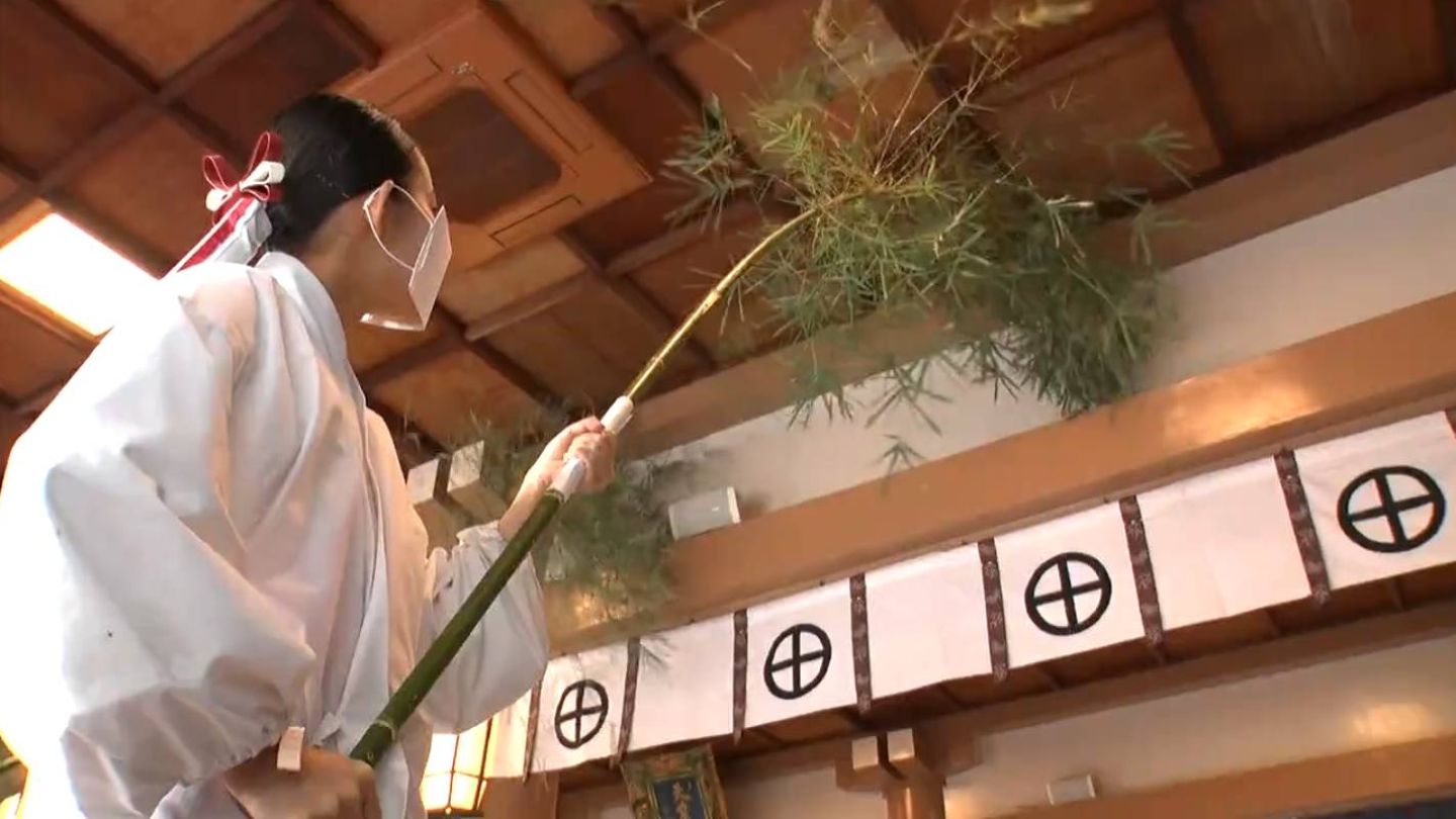 早くも正月準備　神社ですす払い、高さ3mの大門松「難を転ずる」願い込めて　鹿児島