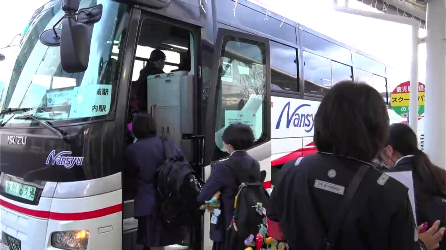 貨物列車脱線事故　16日朝から代替バスが運行　復旧見通し立たず　鹿児島