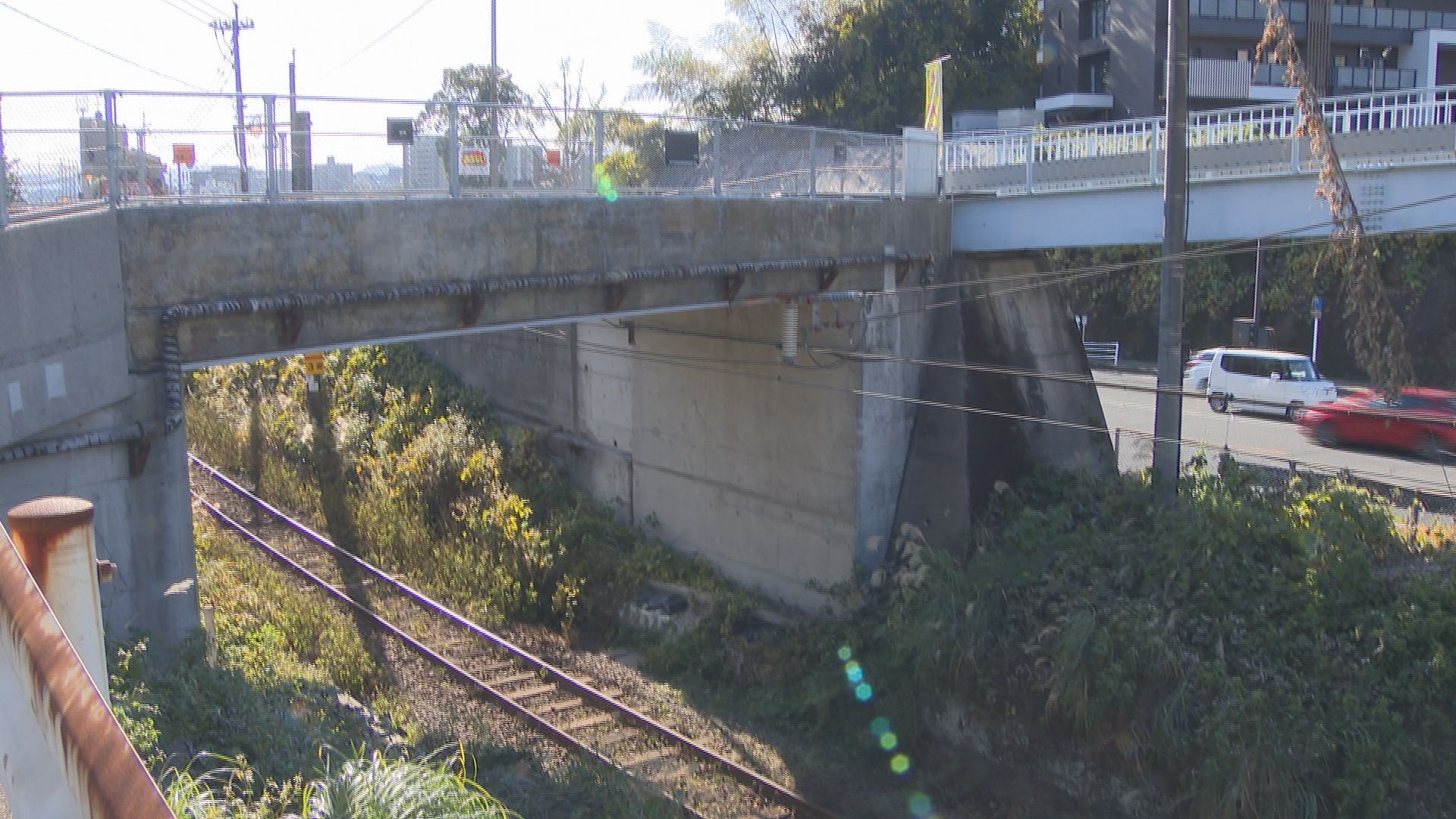 JR線路脇の遺体、60～70代男性か　警察が身元と死因の確認進める　鹿児島