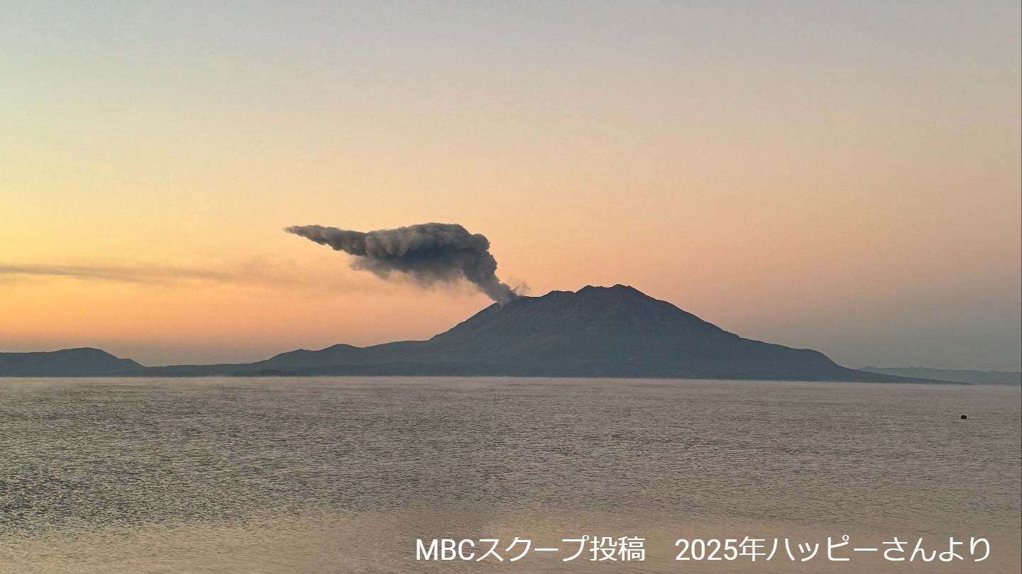 桜島で噴火　噴煙１０００メートル　初日の空に流れる　鹿児島