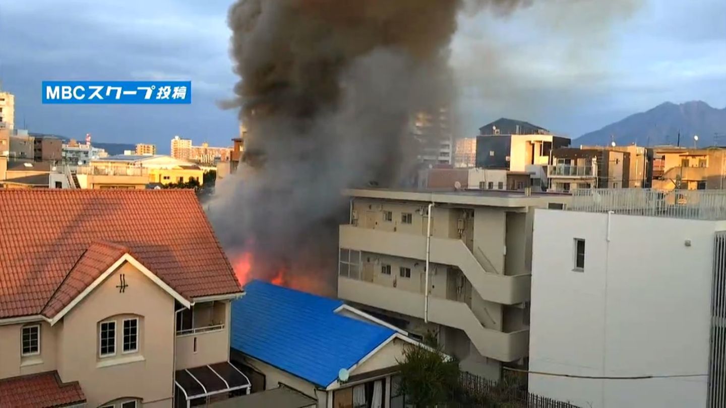 鹿児島市の住宅密集地で火災2棟焼ける　消防車18台出動「こんなに燃えるとは、怖い」