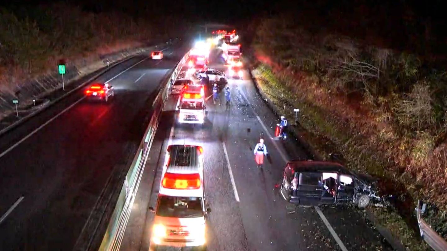 九州道・下りで大型トラックなど5台が絡む事故　5人が救急搬送　鹿児島