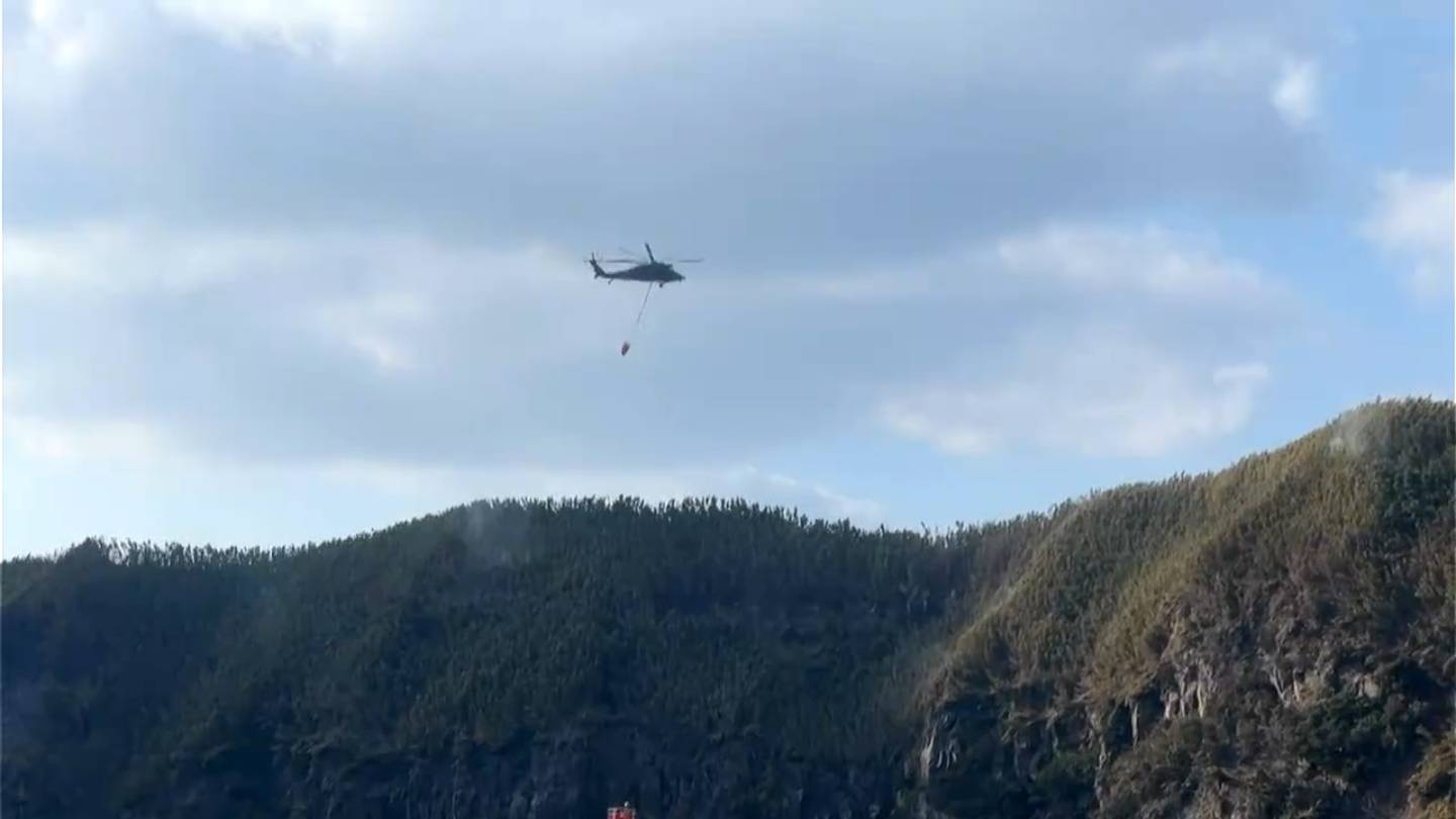 硫黄島の山林火災　48時間延焼中　自衛隊など消火活動続く　鹿児島