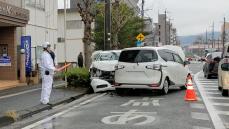 車3台が絡む事故 2人けが1人は重体 鹿児島市