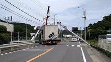 【速報】トラックが信号柱をまきこみ倒す事故　現場の国道42号通行止め　和歌山・串本町