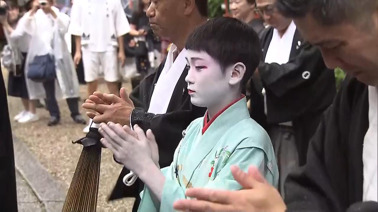 祇園祭の幕開け「お千度の儀」　“お稚児さん”務める男児らが祭りの無事を祈願　京都・八坂神社