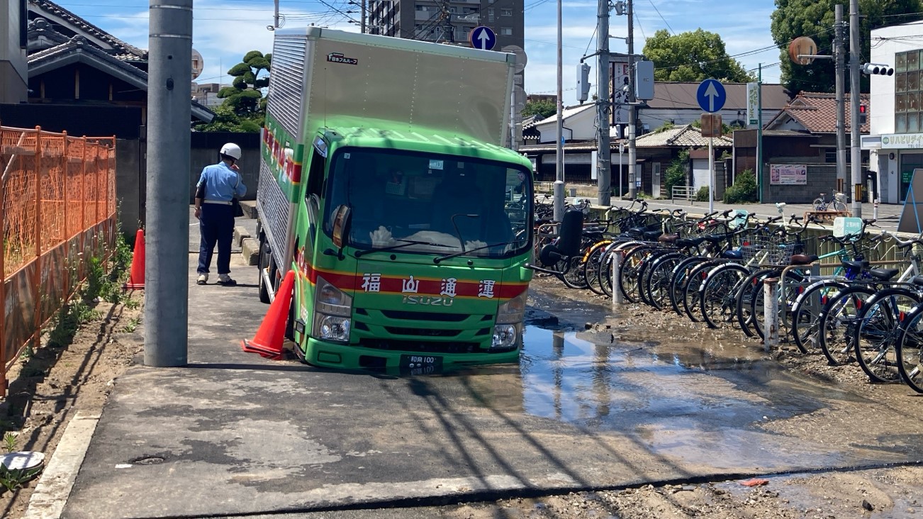 「水道管から水が出て、トラックのタイヤ半分まで水かさ」大阪・平野区で水道管が損壊か　トラックが立往生