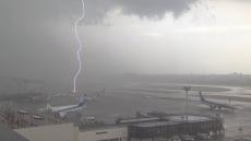 【ゲリラ豪雨】伊丹空港に落雷　大阪の北摂地域や京都府など関西で約１万４０００軒超が停電