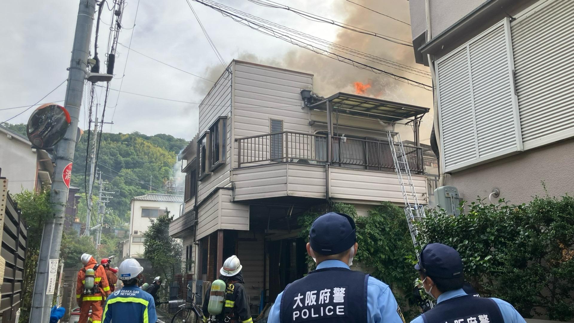 【速報】大阪府大東市で民家火災　消防が消火活動中　けが人や逃げ遅れなどは不明