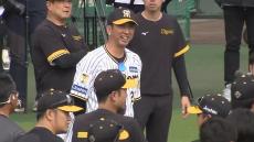 【阪神】藤川球児新監督が甲子園に！秋季練習スタート　佐藤輝明選手や才木浩人投手らと会話