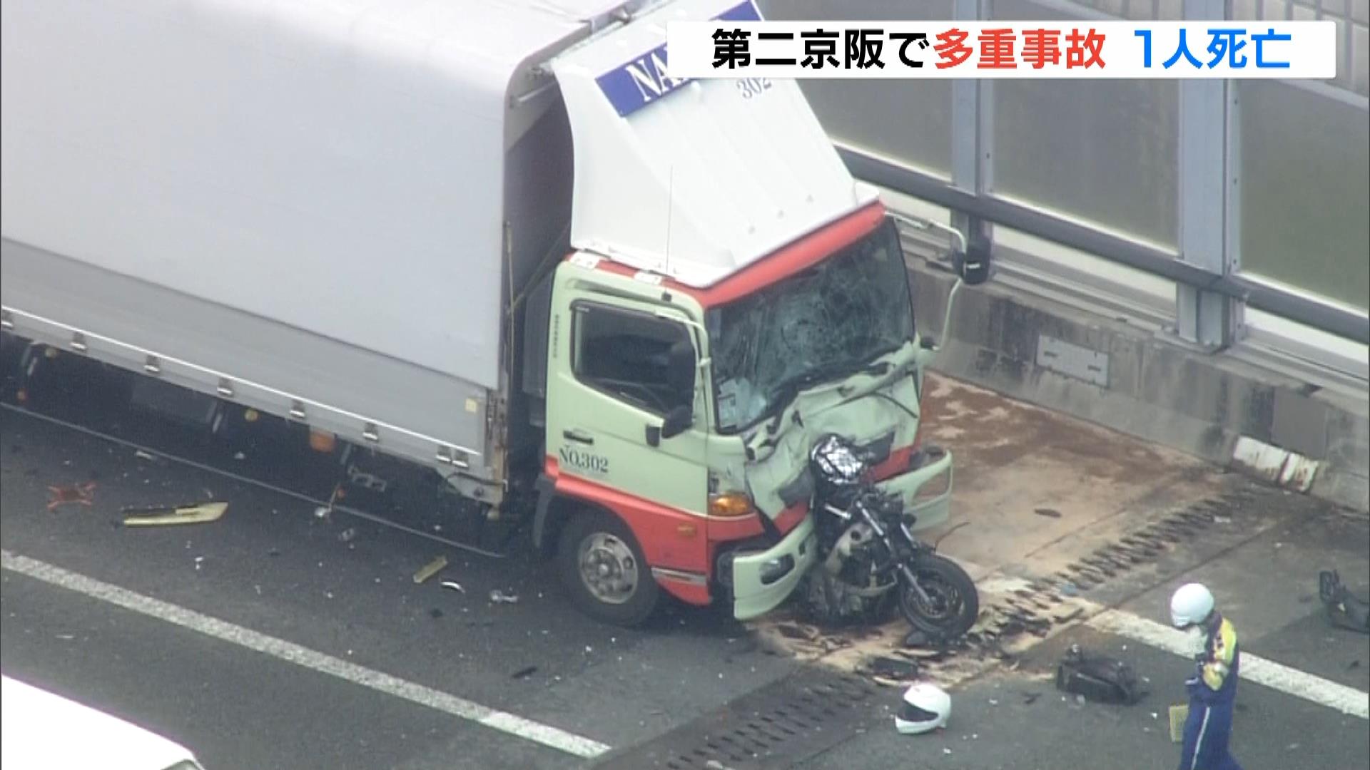 【トラックのフロント部分にバイクがめり込む】渋滞の列にトラックが突っ込み約５台絡む事故　大型バイク運転の男性が死亡　京都・第二京阪道路