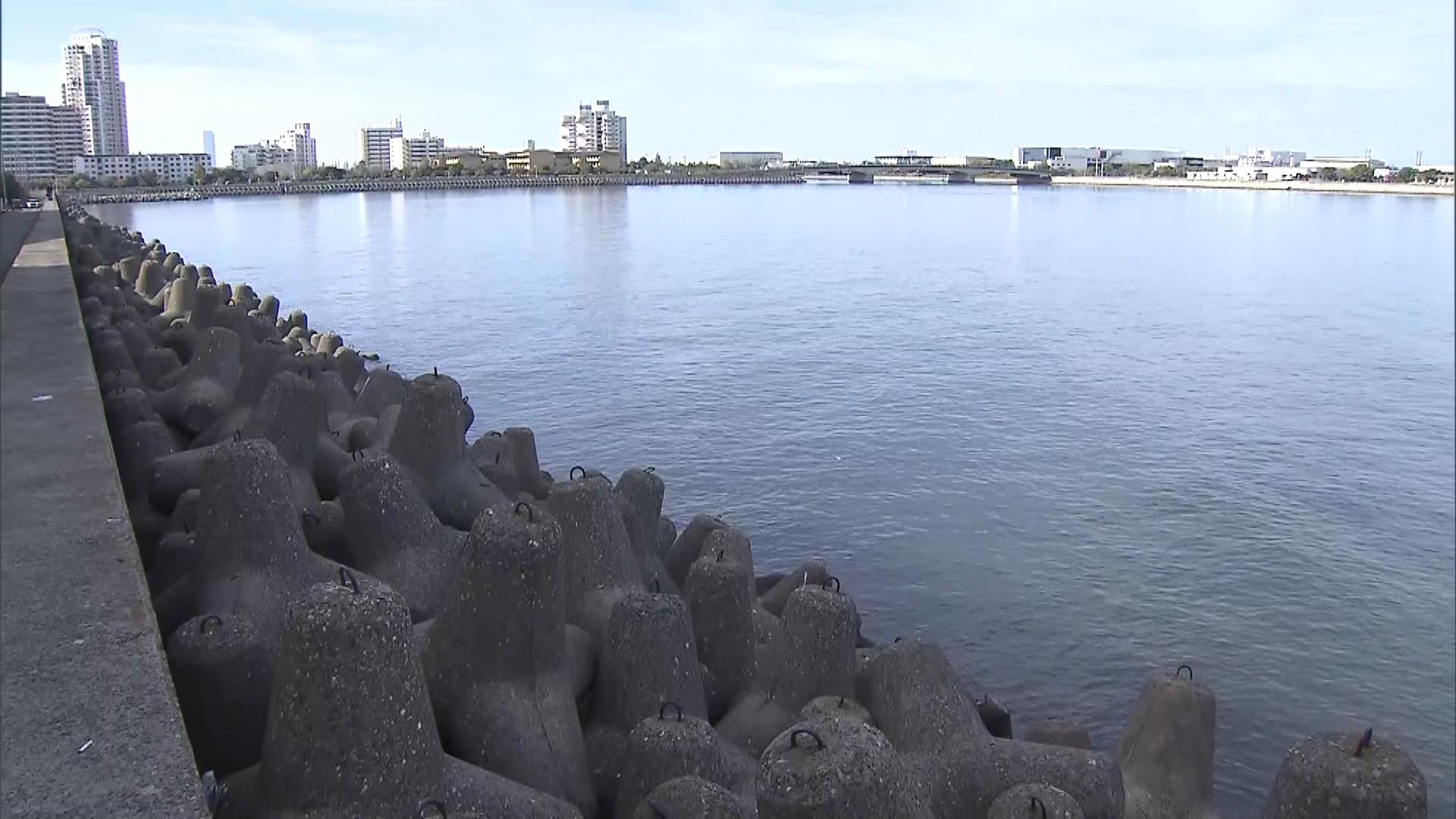 港に“両足をテープで縛られた”男性の遺体…消波ブロックに打ち上げられる　年齢は２０～４０代か　大阪・貝塚市