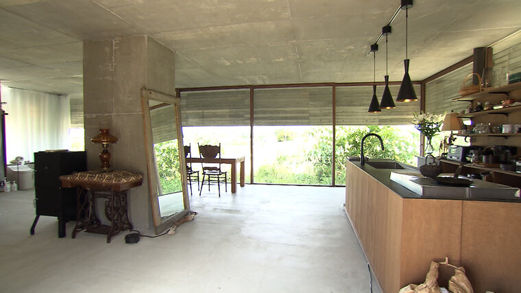 沖縄で人生をリスタート！　夢のコンクリートハウスはまるで大人の隠れ家　低コストの秘策は&quot;１本足の柱&quot;と&quot;垂れ壁&quot;【住人十色】