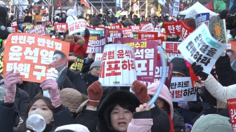 【緊急取材】韓国で今何が...夜中も続いた反対デモ　大統領を支持する人も集会を開催　ＳＮＳなどが世論の分断進める？現地のＹｏｕＴｕｂｅｒ「政治が嫌悪と分裂をあおっている。ＹｏｕＴｕｂｅはその鏡」